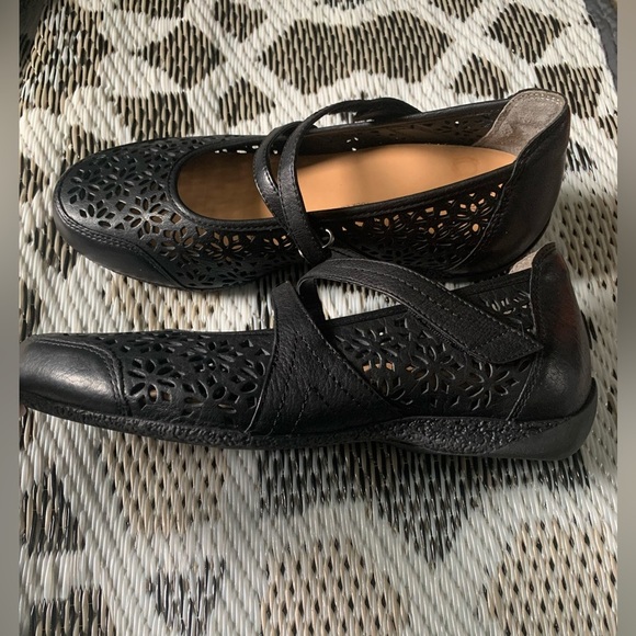 Ziera Black Cutout Mary Jane Flats - Picture 7 of 8